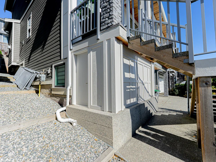 16755 16a Avenue, Surrey, BC, V3Z 0B4 - 40