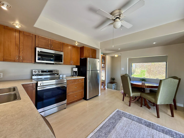 702 Gibsons Way, Gibsons, BC, V0N 1V9 - 8