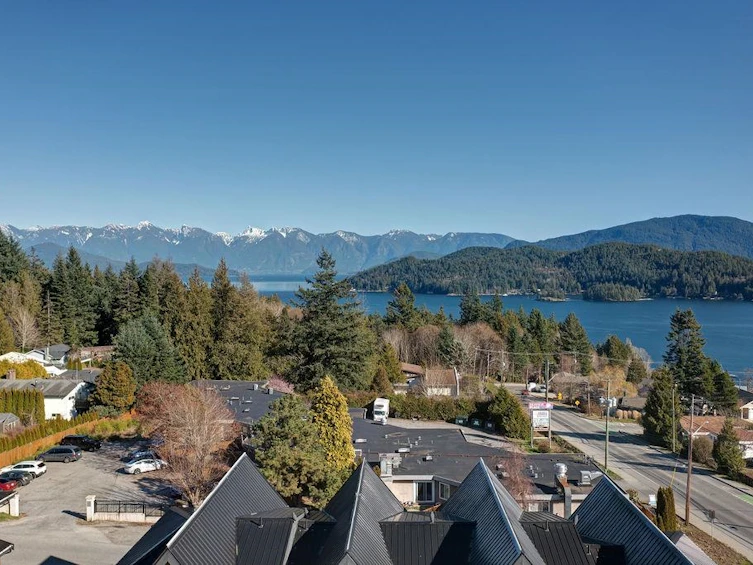 702 Gibsons Way, Gibsons, BC, V0N 1V9 - 35