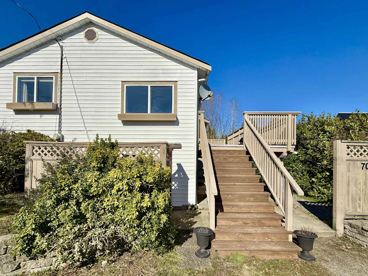 702 Gibsons Way, Gibsons, BC, V0N 1V9 - 2