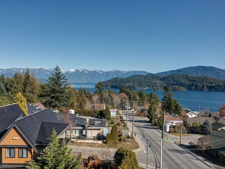 702 Gibsons Way, Gibsons, BC, V0N 1V9 - 38