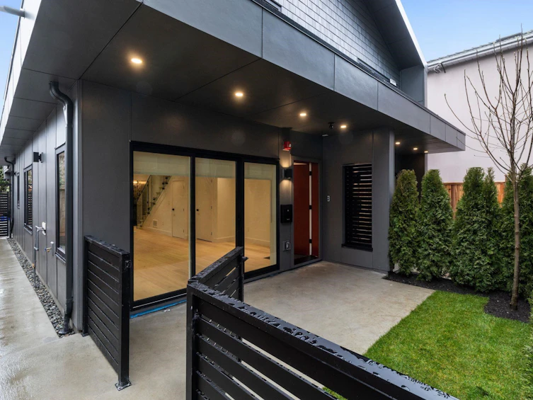 1-2539 Grant Street, Vancouver, BC, V5K 3G6 - 2