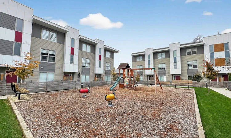 30-12585 104a Avenue