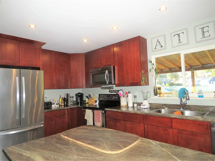8123 Sumac Place, Mission, BC, V2V 5L2 - 2