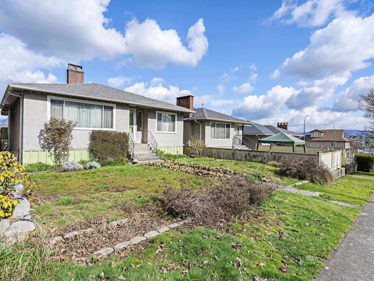 3281 E 2nd Avenue, Vancouver, BC, V5M 1G2