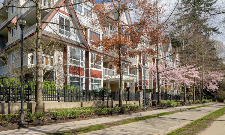 204-6833 Village Green