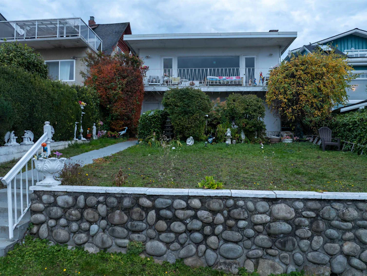 34 N Hythe Avenue, Burnaby, BC, V5B 1G4 - 36