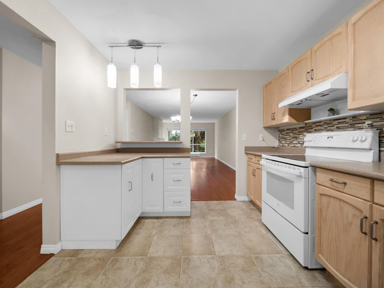 308-33280 Bourquin Crescent, Abbotsford, BC, V2S 7K2 - 4