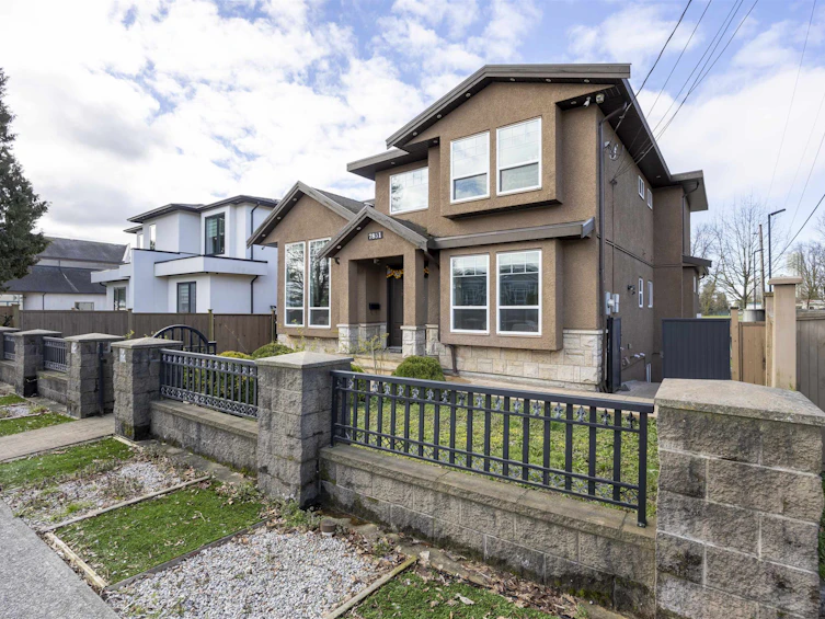 7851 Canada Way, Burnaby, BC, V3N 3K8