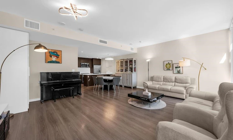 TH16-8677 Capstan Way
