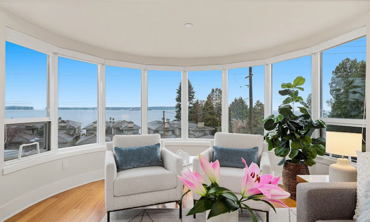 302-2455 Bellevue Avenue