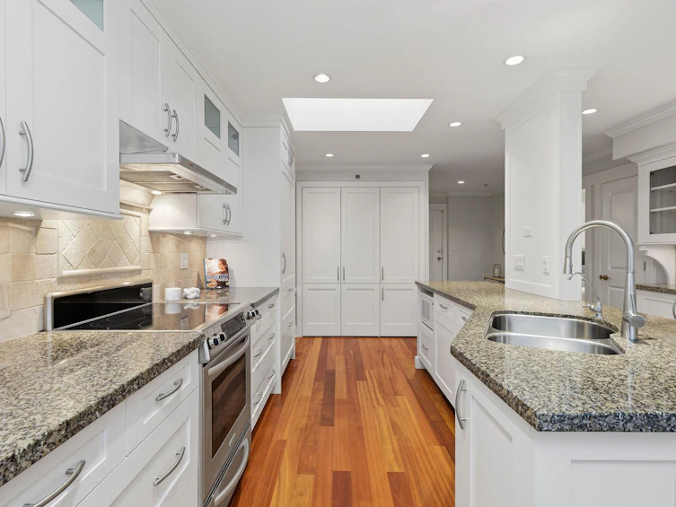 302-2455 Bellevue Avenue, West Vancouver, BC, V7V 1E1 - 7
