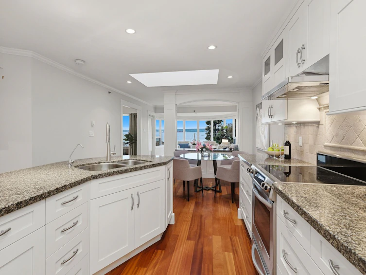 302-2455 Bellevue Avenue, West Vancouver, BC, V7V 1E1 - 8