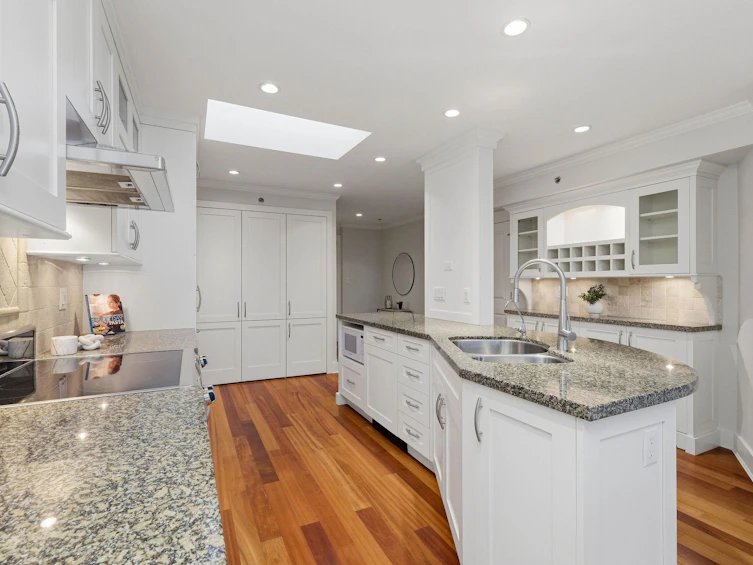 302-2455 Bellevue Avenue, West Vancouver, BC, V7V 1E1 - 5