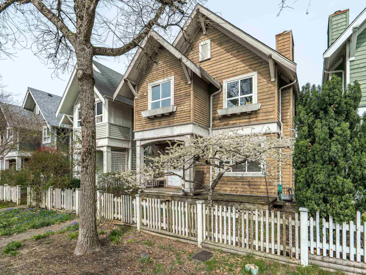 137 Star Crescent, New Westminster, BC, V3M 6X6 - 2