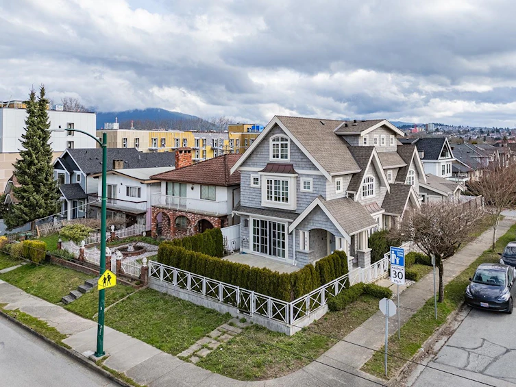986 Renfrew Street, Vancouver, BC, V5K 4B8 - 2