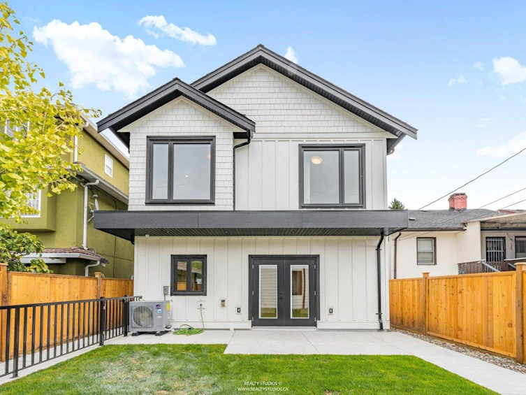 2-4257 Knight Street, Vancouver, BC, V5N 3M3