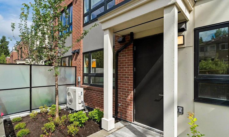 122-578 W 24 Avenue