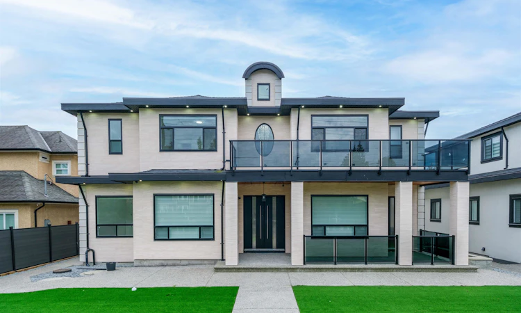 1100 Como Lake Avenue
