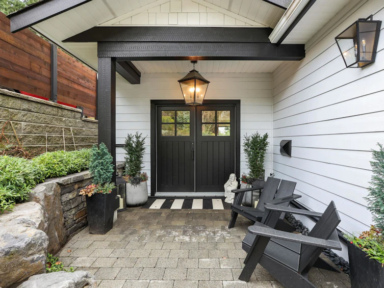 1725 Peters Road, North Vancouver, BC, V7J 1Y7 - 2
