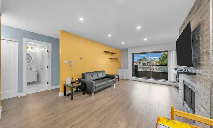 317-8600 Ackroyd Road