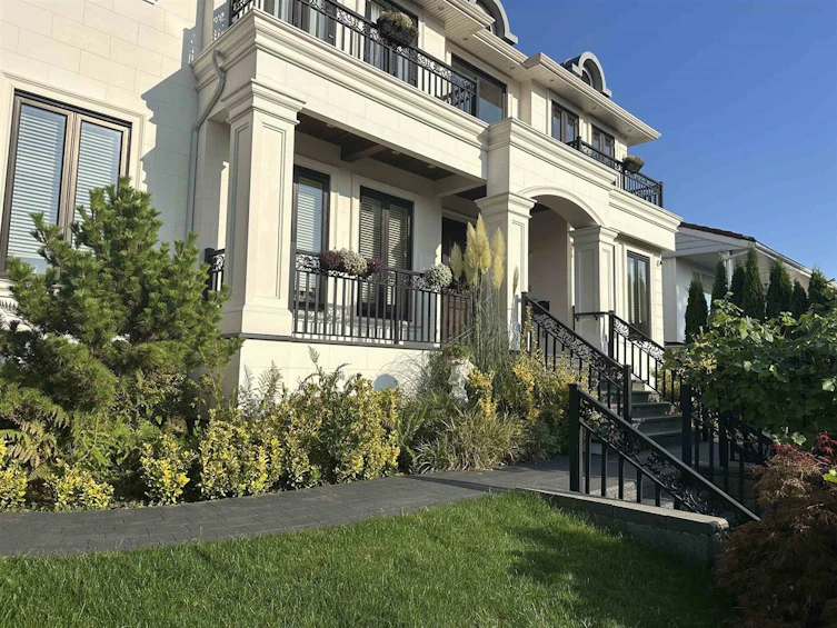 5538 Meadedale Drive, Burnaby, BC, V5B 2E8 - 2