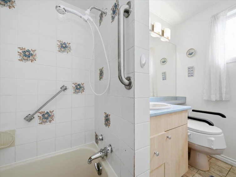 809 Roslyn Boulevard, North Vancouver, BC, V7G 1P4 - 31