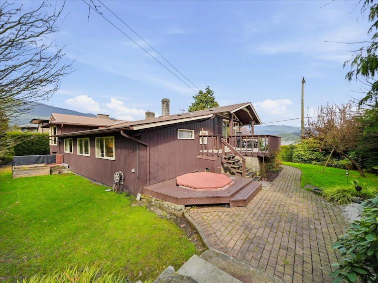809 Roslyn Boulevard, North Vancouver, BC, V7G 1P4 - 24