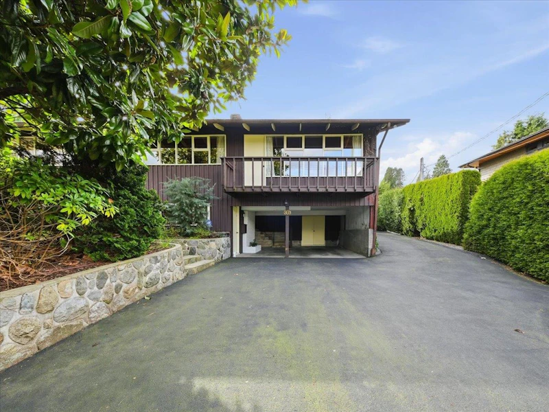 809 Roslyn Boulevard, North Vancouver BC V7G 1P4