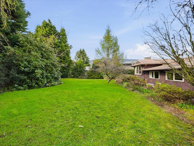 809 Roslyn Boulevard, North Vancouver, BC, V7G 1P4 - 8