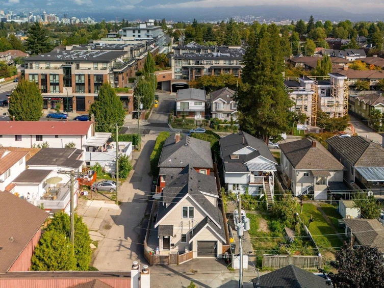 720 E 30th Avenue, Vancouver, BC, V5V 2V9 - 35