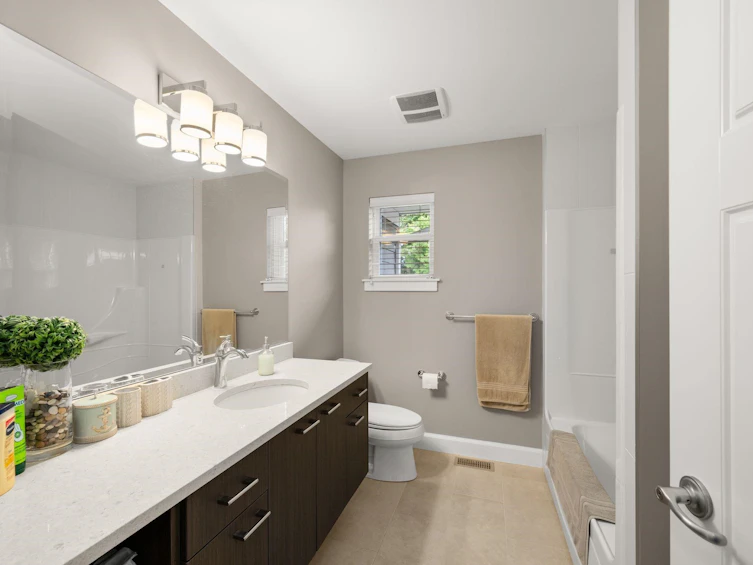 1085 King George Boulevard, Surrey, BC, V4A 9S7 - 26