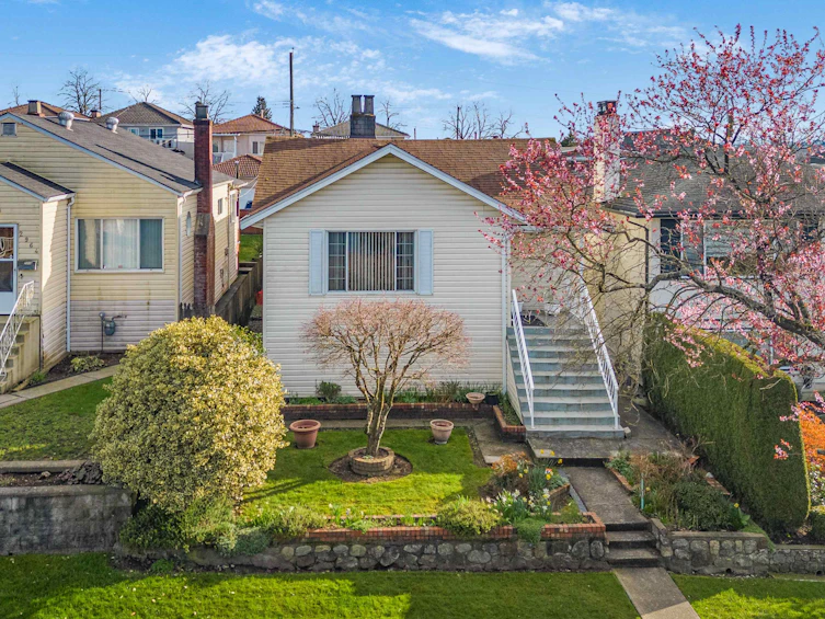 2958 E 4th Avenue, Vancouver, BC, V5M 1L2 - 2