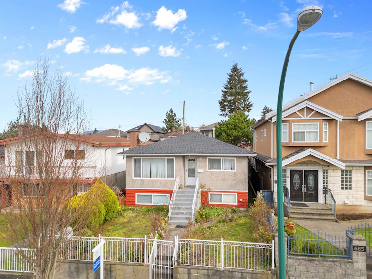 657 E 57th Avenue, Vancouver, BC, V5X 1T1 - 2