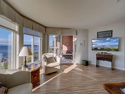 205-5470 Inlet Avenue - 5