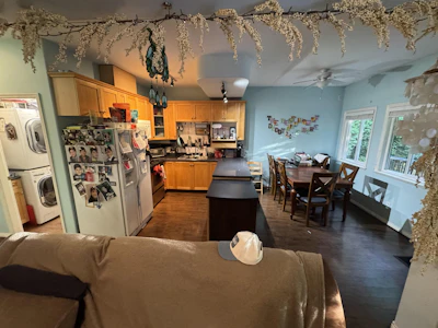 6693 Canada Way - 2