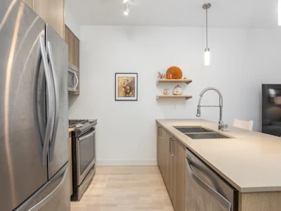 417-7058 14th Avenue - 5