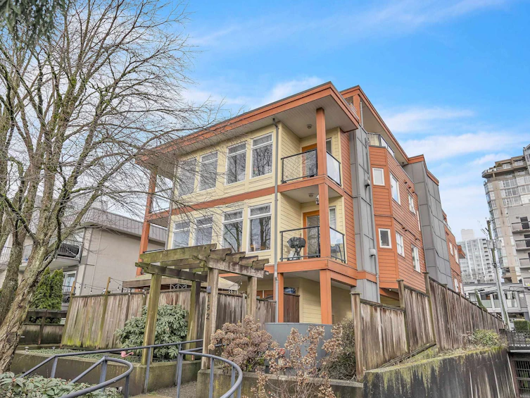 302-152 E 12th Street, North Vancouver, BC, V7L 2J4 - 2