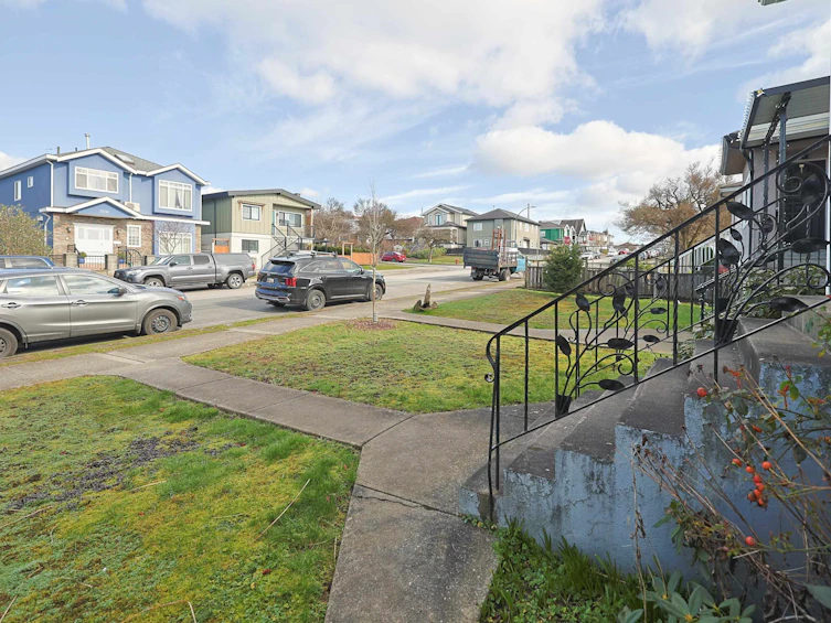2584 E Georgia Street, Vancouver, BC, V5K 2J7 - 15