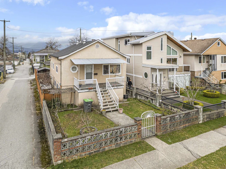 3309 E 29th Avenue, Vancouver, BC, V5R 1W7 - 3