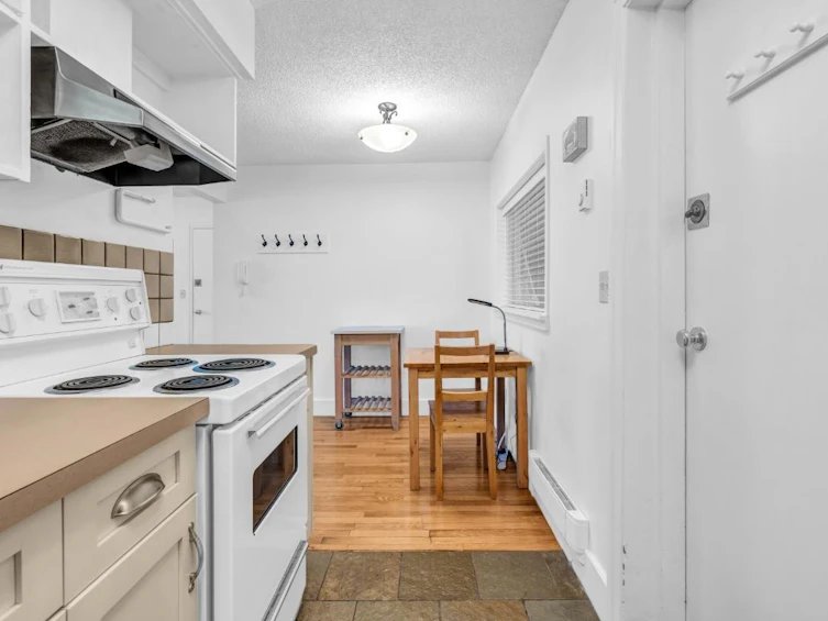 2575 W 3rd Avenue, Vancouver, BC, V6K 1M2 - 14