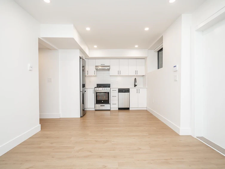 128 N Grosvenor Avenue, Burnaby, BC, V5B 1J2 - 26