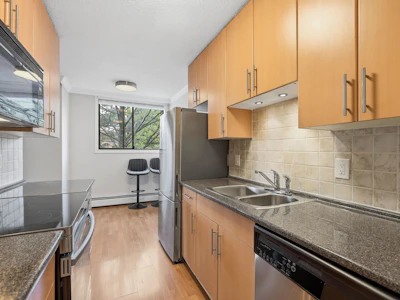 405-320 Royal Avenue - 2