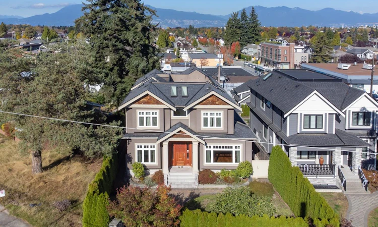 2817 Oliver Crescent