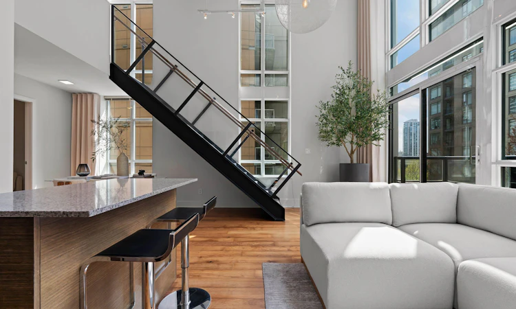 403-988 Richards Street