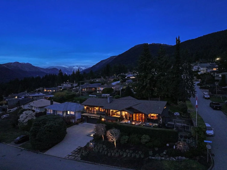 124 Carisbrooke Crescent, North Vancouver, BC, V7N 2S1 - 2