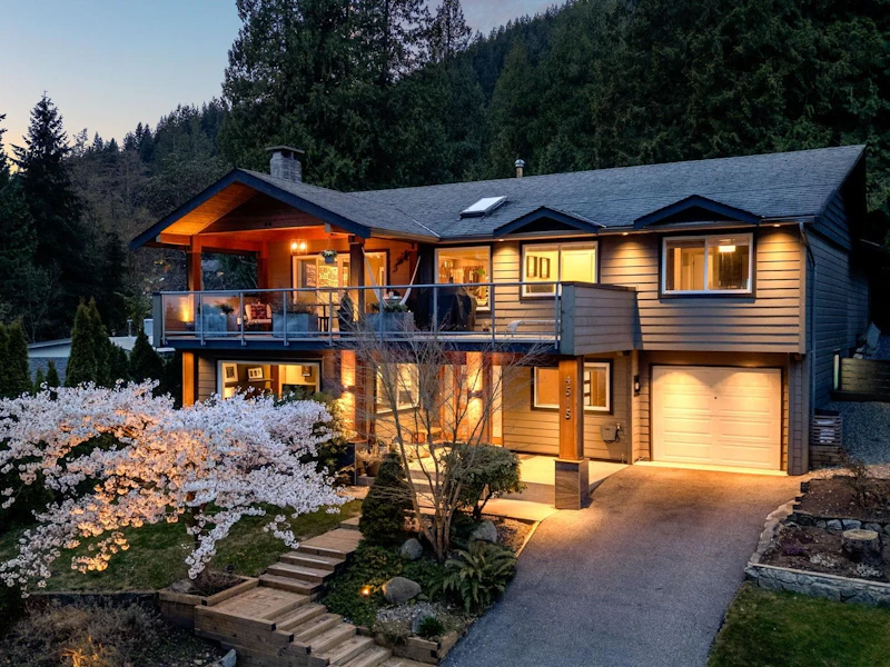 4515 Meadowbank Close, North Vancouver BC V7K 2L1