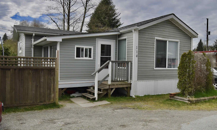 114-1413 Sunshine Coast Highway