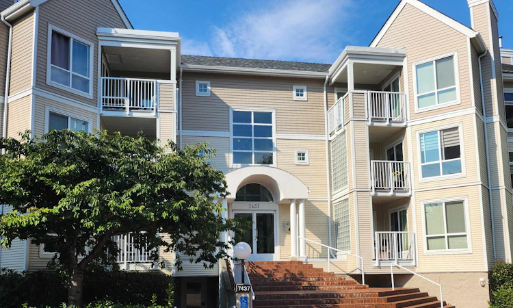 121-7437 Moffatt Road