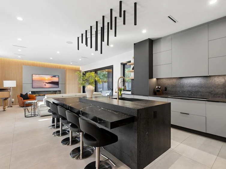 1200 Bedford Court, North Vancouver, BC, V7R 1L2